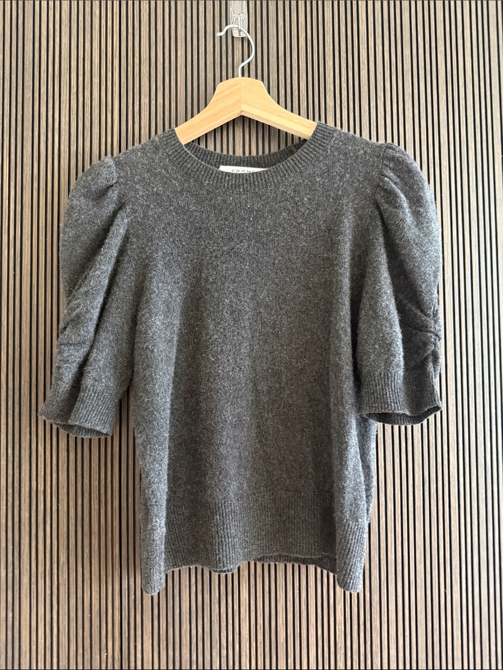 Frame Women's camera Puff-Sleeve Sweater in Charcoal Gray